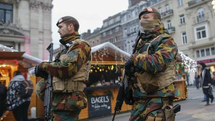 Die Terrorwarnstufe ist um eine Stufe heruntergesetzt worden, doch in Brüssel patrouillieren noch immer schwer bewaffnete Sicherheitskräfte - hier auf einem Weihnachtsmarkt. 