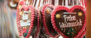 Lebkuchen-Herzen mit der Aufschrift „Frohe Weihnacht“ hängen an einem Stand auf dem Weihnachtsmarkt in der Altstadt von Spandau. 