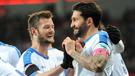 Das wollen wir öfter sehen. Torschütze Aytac Sulu (rechts) von Darmstadt freut sich mit Marcel Heller über das 0:1 in Ingolstadt, am Ende verloren die Hessen aber 1:3. 