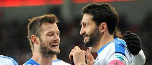 Das wollen wir öfter sehen. Torschütze Aytac Sulu (rechts) von Darmstadt freut sich mit Marcel Heller über das 0:1 in Ingolstadt, am Ende verloren die Hessen aber 1:3. 