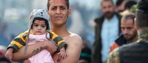 Hunderte warten seit Tagen an der griechisch-mazedonischen Grenze. Viele davon protestieren nun gegen die selektive Einlass-Politik Mazedoniens.