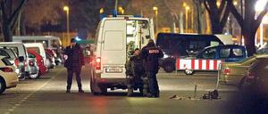 In einem Fahrzeug im Berliner Stadtteil Neukölln-Britz suchten Spezialisten der Polizei nach Sprengstoff.