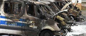 Ausgebrannte Polizeifahrzeuge stehen am Dienstag in Bremen auf dem Parkplatz einer Polizeistation.