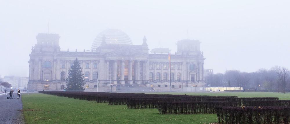 Der deutsche Bundestag in Berlin ist am Morgen des 27.11.2015 von Nebelschwaden umgeben.
