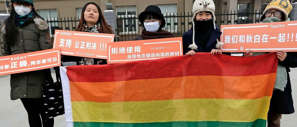 Studentin Chen Qiuyan (2. v. r.) mit Unterstützerinnen vor dem Gericht in Peking.