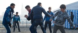 Flüchtlinge in Neuhaus am Inn (Bayern) spielen nach der Überquerung der österreichisch-deutschen Grenze an einer Versorgungsstation Fußball. 