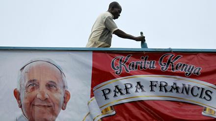 Ankündigung für den Papst an der Universität von Nairobi. 
