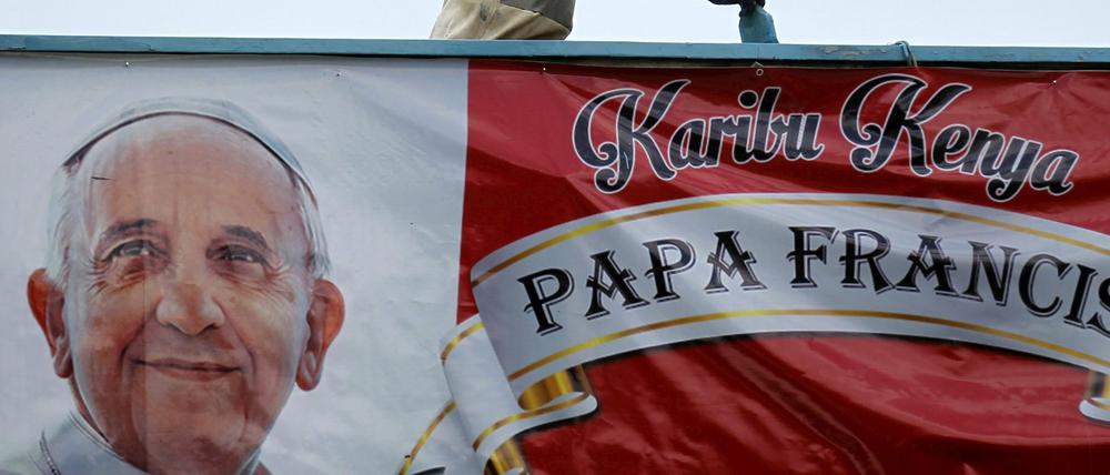 Ankündigung für den Papst an der Universität von Nairobi. 
