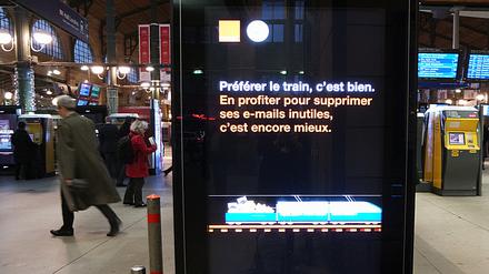 Reklame für den bewussten Umgang mit Energie im Gare du Nord während der Klimakonferenz: "Den Zug nehmen ist gut. Die Fahrzeit nutzen, um unnütze Mails zu löschen, ist noch besser." Denn das Speichern von Mails in Rechenzentren verbraucht natürlich auch Energie.