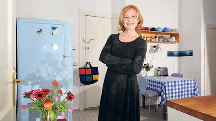 Maren Kroymann, fotografiert in ihrer Küche. 