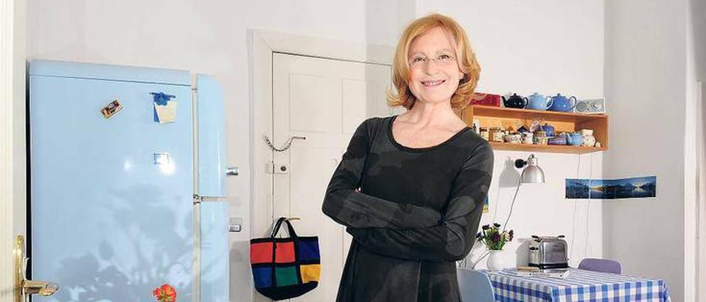Maren Kroymann, fotografiert in ihrer Küche. 