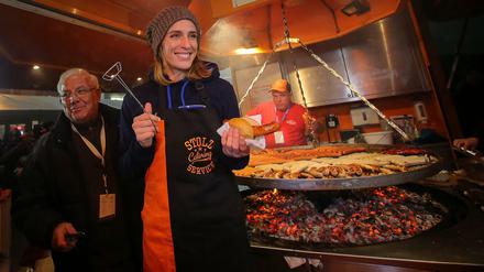 Vor dem Anpfiff in Darmstadt grillt und verkauft die deutsche Tennisspielerin Andrea Petkovic wegen einer verlorenen Wette Würstchen an einem Stand vor dem Stadion. 