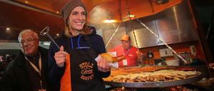 Vor dem Anpfiff in Darmstadt grillt und verkauft die deutsche Tennisspielerin Andrea Petkovic wegen einer verlorenen Wette Würstchen an einem Stand vor dem Stadion. 