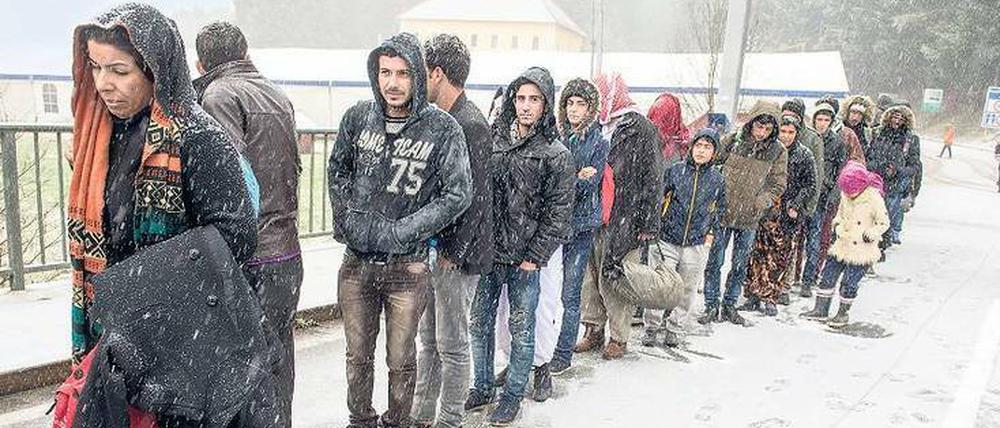 Warten im Schnee. Flüchtlinge am Wochenende an der deutsch-österreichischen Grenze. 