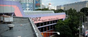 Das Sport- und Erholungszentrum (SEZ) an der Landsberger Allee könnte schon bald abgerissen werden. 
