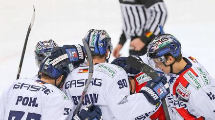 Glückwunsch. Travis Mulock hat das Siegtor erzielt und wird umringt von den Kollegen.