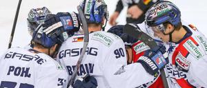 Glückwunsch. Travis Mulock hat das Siegtor erzielt und wird umringt von den Kollegen.