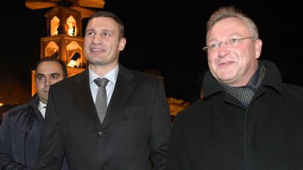 Der Ex-Boxer und Bürgermeister der ukrainischen Hauptstadt Kiew, Vitali Klitschko (l.) und Berlins Innensenator Frank Henkel (CDU) eröffneten den Weihnachtsmarkt am Schloss Charlottenburg.