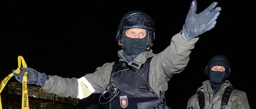 Fußball, Länderspiel: Deutschland - Niederlande am 17.11.2015 in der HDI-Arena in Hannover (Niedersachsen). Polizisten mit Sturmgewehren stehen vor dem geschlossenen Stadion und sperren den Bereich ab. Nach den Terroranschlägen von Paris wurde das Spiel kurzfristig abgesagt, das bereits geöffnete Stadion wurde evakuiert.