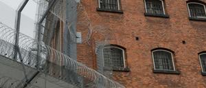 Drei Drogenhändler haben heute Haftbefehle erhalten und sind nun in Untersuchungshaft in der JVA Moabit. 
