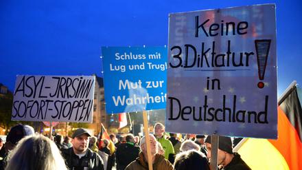 Immer an der Grenze: Teilnehmer einer Kundgebung der «Alternative für Deutschland» (AfD) schwenken in Erfurt (Thüringen) Plakate und Transparente u.a. mit der Aufschrift «Asyl-Irrsinn sofort stoppen» (Archivbild). 