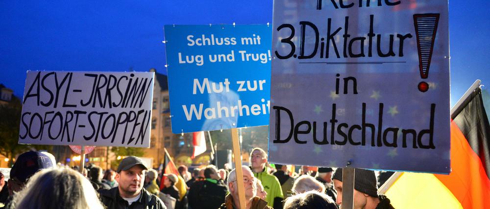 Immer an der Grenze: Teilnehmer einer Kundgebung der «Alternative für Deutschland» (AfD) schwenken in Erfurt (Thüringen) Plakate und Transparente u.a. mit der Aufschrift «Asyl-Irrsinn sofort stoppen» (Archivbild). 