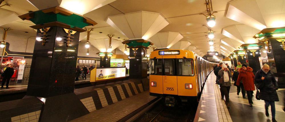 U-Bahnhof Rathaus Spandau. Erste Station derzeit für alle, die zum Weihnachtsmarkt wollen.
