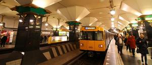 U-Bahnhof Rathaus Spandau. Erste Station derzeit für alle, die zum Weihnachtsmarkt wollen.