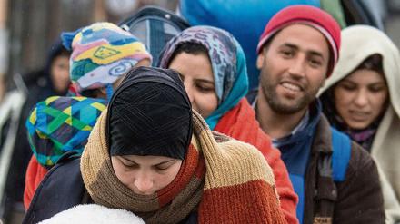 Auch in der WInterkälte warten Flüchtlinge an der deutsch-österreichischen Grenze nahe Wegscheid (Bayern) auf ihre Einreise nach Deutschland.