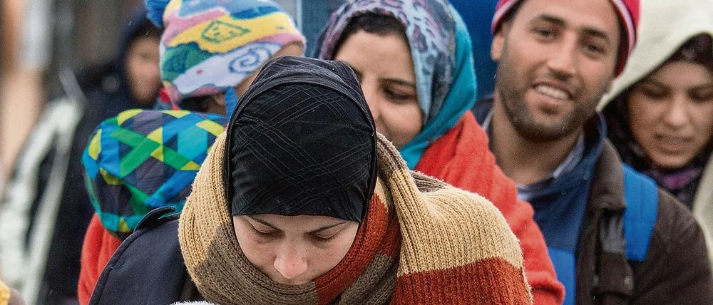 Auch in der WInterkälte warten Flüchtlinge an der deutsch-österreichischen Grenze nahe Wegscheid (Bayern) auf ihre Einreise nach Deutschland.