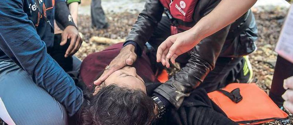Wiederbelebung eines Mannes, der übers Ägäische Meer nach Lesbos geflohen ist.