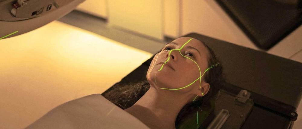 Im Fadenkreuz. Eine junge Patientin während einer Bestrahlung.