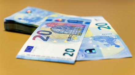 Der neue 20-Euro-Schein hat kräftiger Farben und neue Sicherheitsmerkmale.
