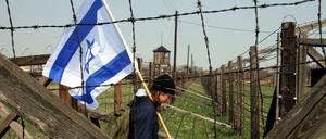 Bittere Ironie: Je öfter vor einem "Nie wieder!" gewarnt wird, desto schneller verhallt das Echo der Warnung. Eine junge Jüdin geht durchs ehemalige Vernichtungslager Majdanek.