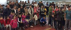 Friedensfoto nach der Schlägerei. Flüchtlinge in der Hakenfelder Notunterkunft demonstrierten am Sonntag auf diesem Gruppenbild ihren Zusammenhalt. 