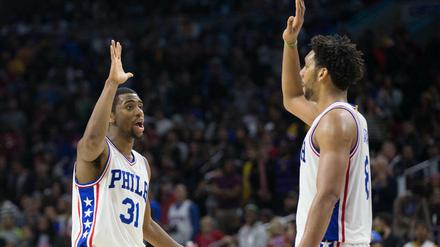 Seltenes Bild. Philadelphias Spieler bejubeln einen Sieg in der NBA.