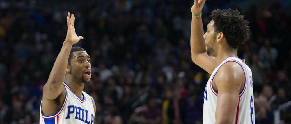 Seltenes Bild. Philadelphias Spieler bejubeln einen Sieg in der NBA.
