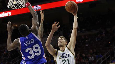 Tibor Pleiß (r.) kam bei den Utah Jazz in der NBA nur selten zum Einsatz.