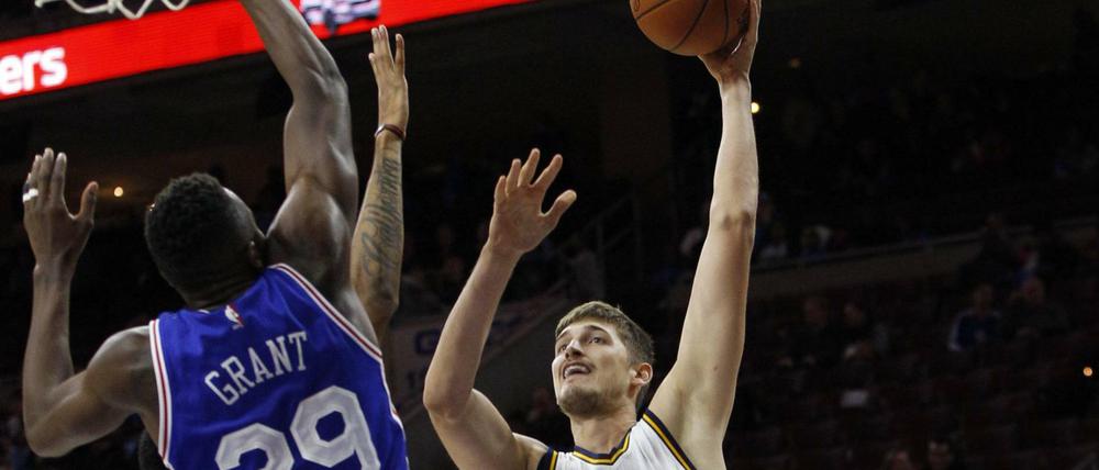 Tibor Pleiß (r.) kam bei den Utah Jazz in der NBA nur selten zum Einsatz.