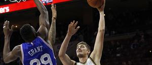 Tibor Pleiß (r.) kam bei den Utah Jazz in der NBA nur selten zum Einsatz.
