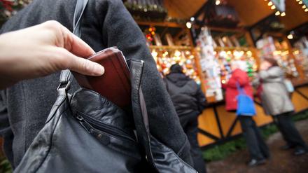 Weihnachtsmarkt ist Hochsaison für Taschendiebe - die Besucher sind abgelenkt, Diebe haben leichtes Spiel. 