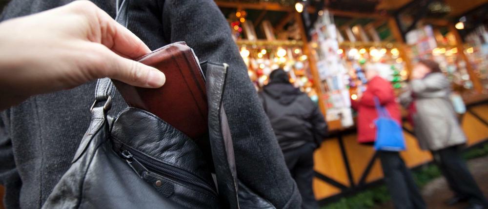 Weihnachtsmarkt ist Hochsaison für Taschendiebe - die Besucher sind abgelenkt, Diebe haben leichtes Spiel. 