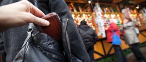 Weihnachtsmarkt ist Hochsaison für Taschendiebe - die Besucher sind abgelenkt, Diebe haben leichtes Spiel. 