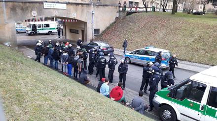 Die Polizei führte die Tatverdächtigen raus aus den Hangars.