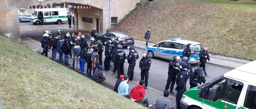 Die Polizei führte die Tatverdächtigen raus aus den Hangars.