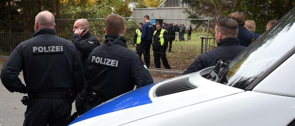 Polizeieinsatz vor geplanter Flüchtlingsunterkunft in Dresden-Übigau. Immer wieder kommt es in Sachsen zu Konflikten um Flüchtlinge.