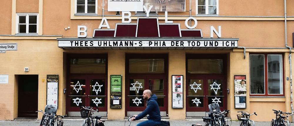 Hat das Babylon eine Zukunft? Am Freitag wurde Geschäftsführer Tobias Hackel abberufen. Der Streit um das traditionsreiche Kino zieht sich seit Monaten hin und hatte einen Höhepunkt, als der andere Geschäftsführer Timothy Grossman im Oktober Davidsterne an die Fassade sprühte.