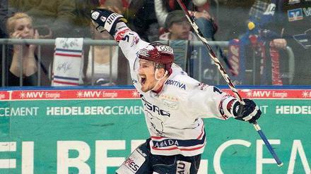 Schrei seines Lebens. Eisbären-Stürmer Travis Mulock entschied das vierte Finalspiel mit seinem Tor zum 6:5 in der Verlängerung. Sein allerbestes Match, sagte er später. Foto: dpa