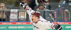 Schrei seines Lebens. Eisbären-Stürmer Travis Mulock entschied das vierte Finalspiel mit seinem Tor zum 6:5 in der Verlängerung. Sein allerbestes Match, sagte er später. Foto: dpa