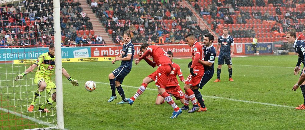 Unions Benjamin Kessel (links) trifft per Nachschuss zur Führung gegen Bielefeld.